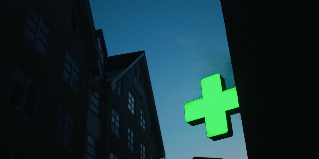 https://blog.workinpharma.fr/wp-content/uploads/2024/06/green-neon-cross-pharmacy-hospital-sign-on-a-buil-2023-11-27-05-13-23-utc-1280x640.jpg