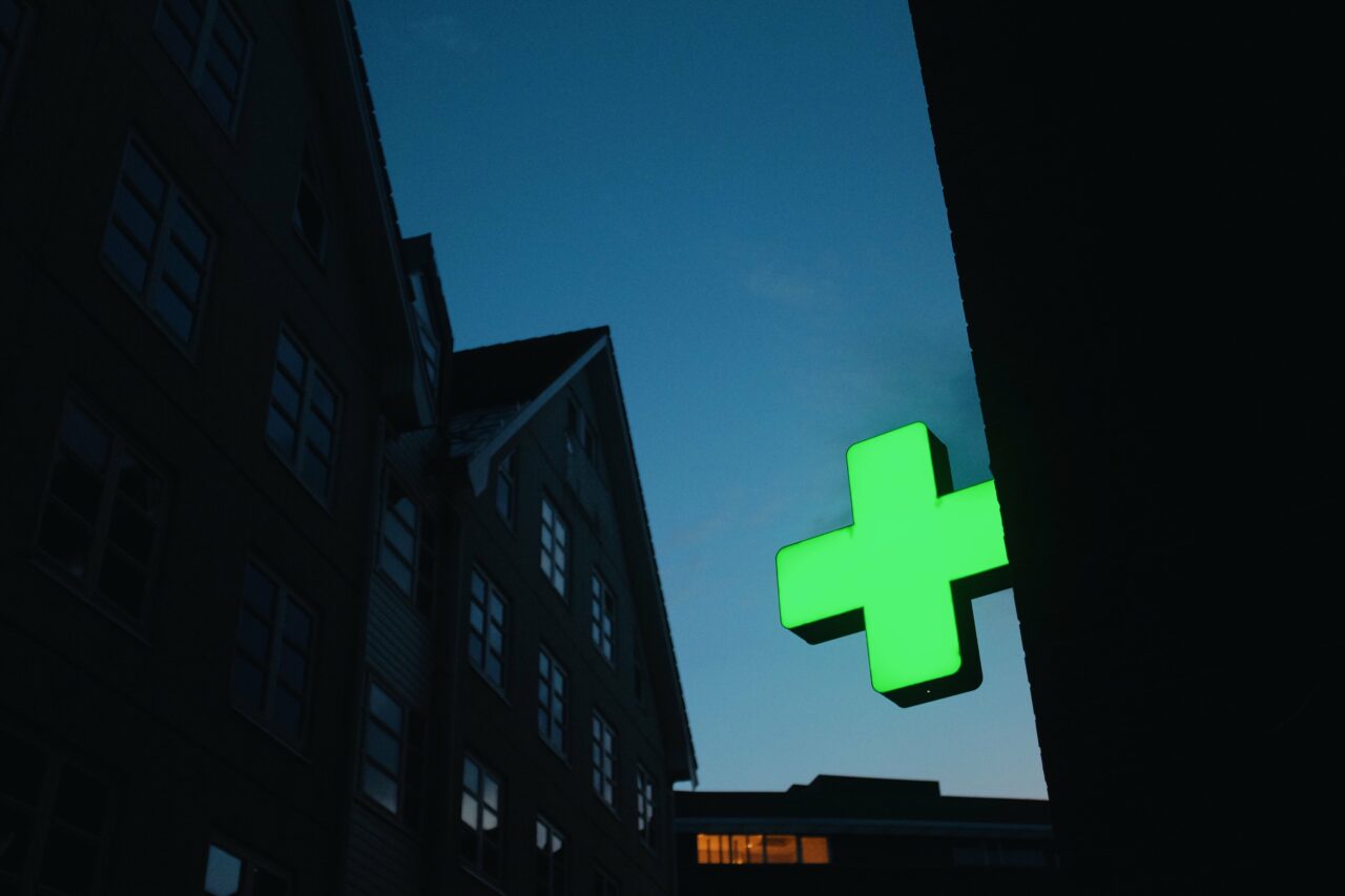 https://blog.workinpharma.fr/wp-content/uploads/2024/06/green-neon-cross-pharmacy-hospital-sign-on-a-buil-2023-11-27-05-13-23-utc-1280x853.jpg